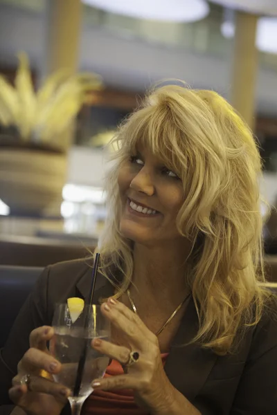 Hermosa mujer de mediana edad en un restaurante —  Fotos de Stock