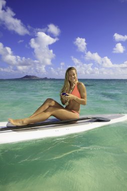 genç kadın paddle kurulu manifatura üzerinde bikini