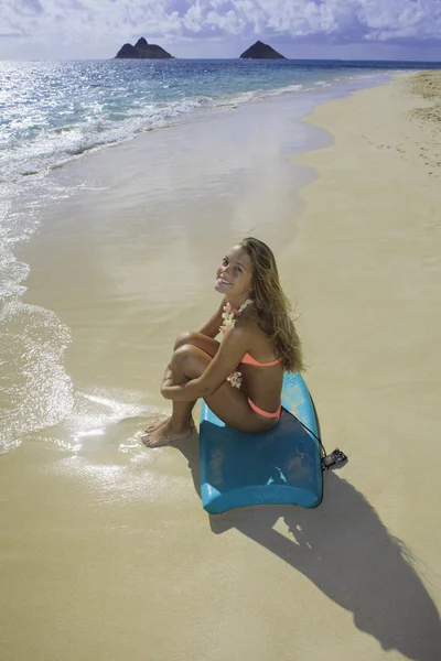 Mooi meisje op het strand in bikini met boogie bestuur — Stockfoto