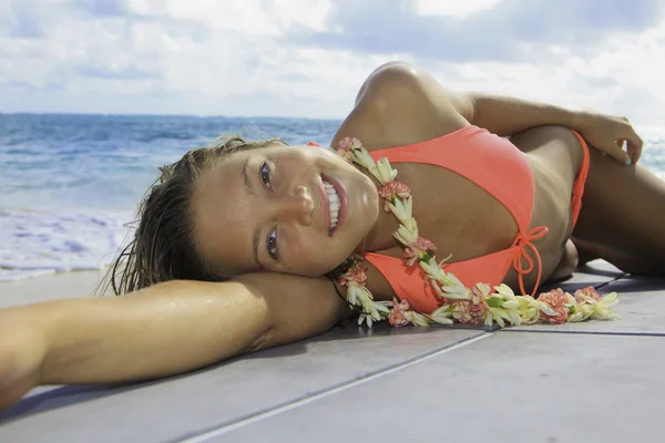 Mooi meisje in bikini ontspannen op haar bord peddel — Stockfoto
