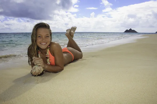 Όμορφο κορίτσι στην παραλία στη Χαβάη — Φωτογραφία Αρχείου