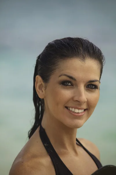 Portret van een mooie vrouw op het strand — Stockfoto