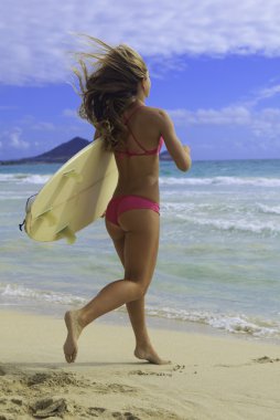 okyanusa çalışan surfboard ile pembe bikini kız