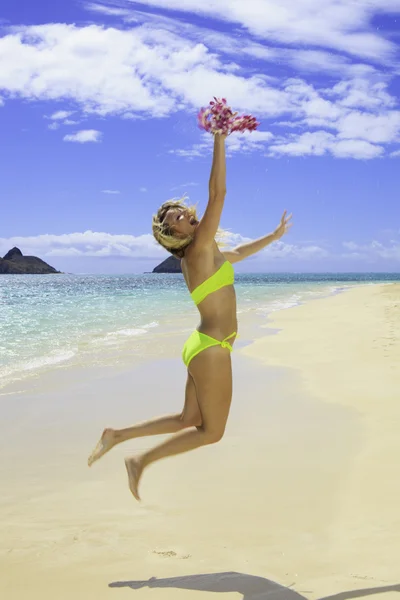 Bella bionda in bikini sulla spiaggia — Foto Stock