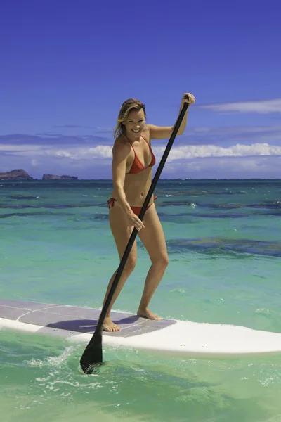 Bella ragazza bionda in bikini sul suo paddle board — Foto Stock
