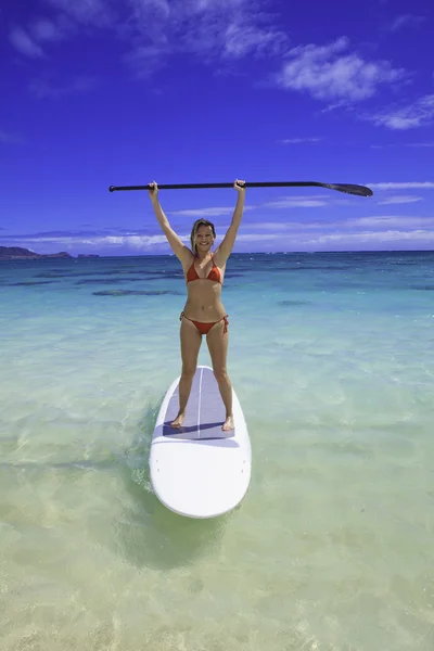 Schönes blondes Mädchen im Bikini auf ihrem Paddelbrett — Stockfoto