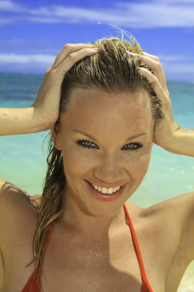 Retrato de bela loira em biquíni na praia — Fotografia de Stock