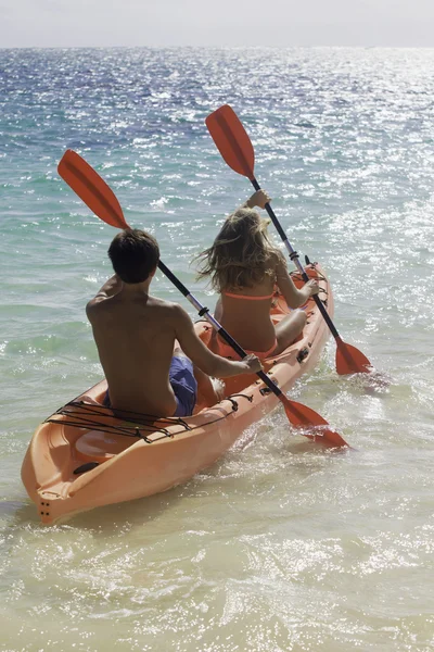 Pareja remando su kayak —  Fotos de Stock