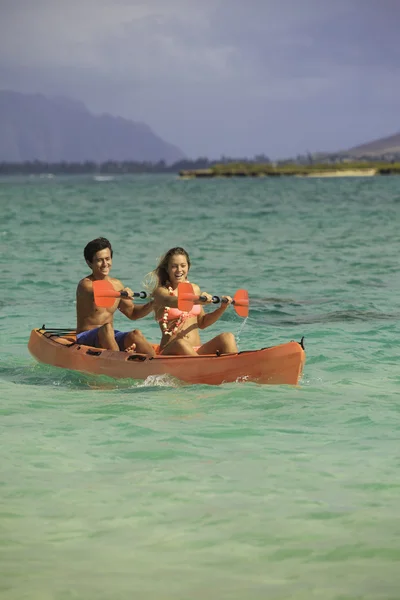 Couple paddling their kayak — Stock Photo, Image