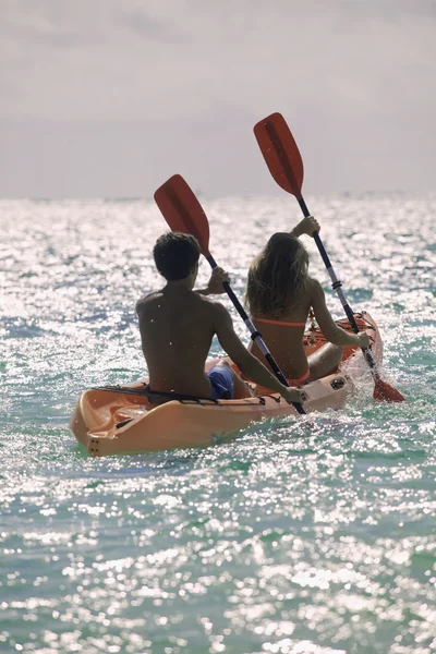Couple pagayant leur kayak — Photo