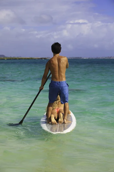 Coppia su standup paddle board in hawaii — Foto Stock