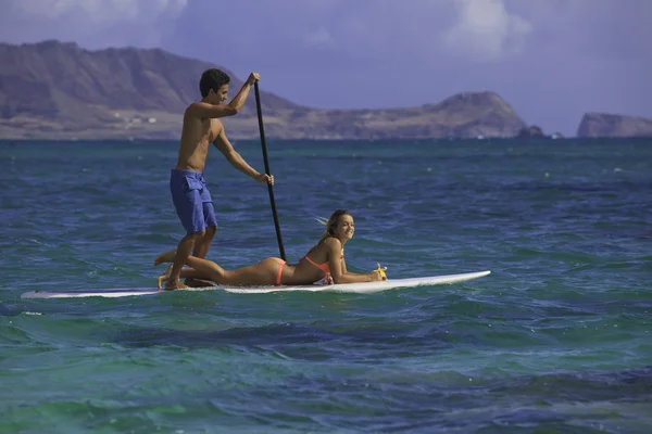 Ζευγάρι πλω standup κουπί στη Χαβάη — Φωτογραφία Αρχείου