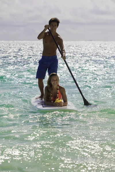 Couple on standup paddle board in hawaii — Stock Photo, Image