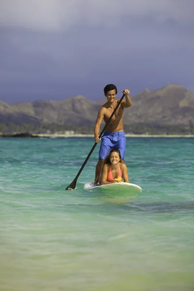 Hawaii stand-up kürek tahtada Çift — Stok fotoğraf