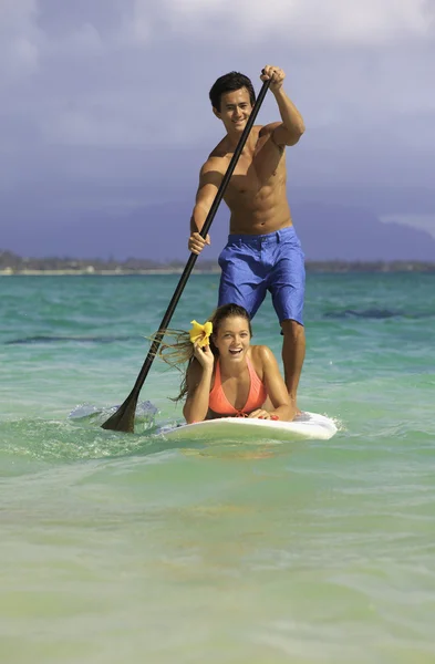 Koppel op standup peddel bord in Hawaï — Stockfoto