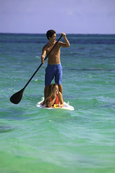 Casal em stand-dup paddle board em hawaii — Fotografia de Stock