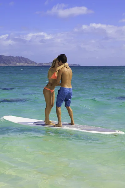 Couple kissing on their paddle board — Stock Photo, Image