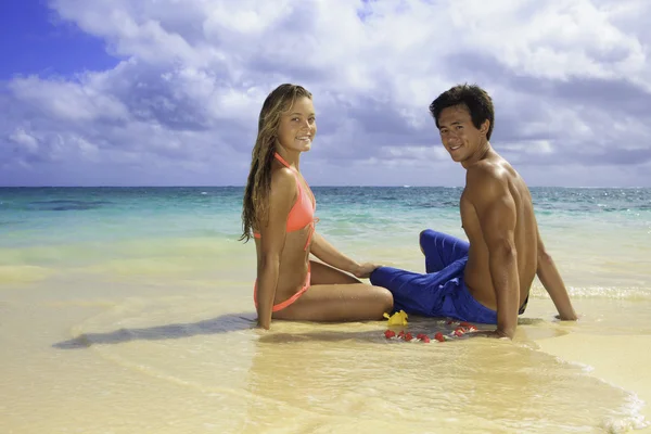 Jovem casal na praia em hawaii — Fotografia de Stock
