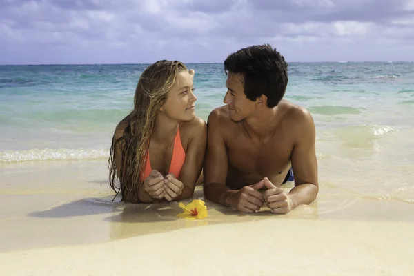 Young couple on the beach in hawaii — Stock Photo, Image