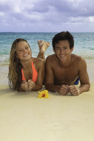 Jeune couple sur la plage à Hawaï — Photo