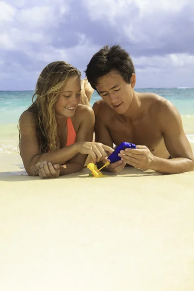 Kendi cep telefonu ile Hawaii plajda couple — Stok fotoğraf