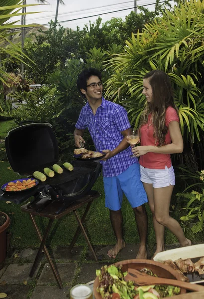 Paar met een barbecue — Stockfoto