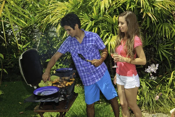 Couple having a barbecue — Stock Photo, Image