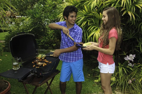 Paar met een barbecue — Stockfoto