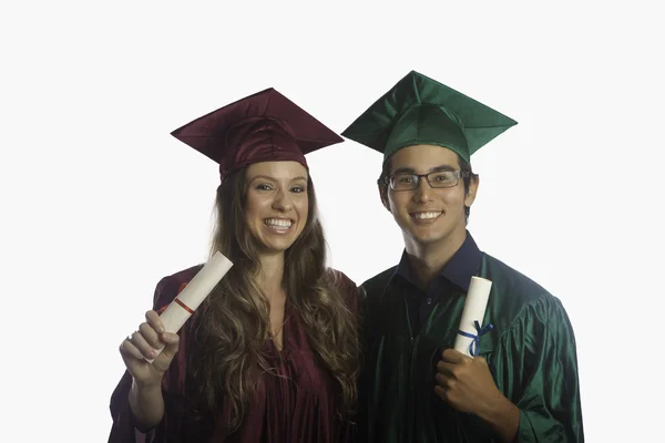 Graduados en gorra y bata con diplomas — Foto de Stock
