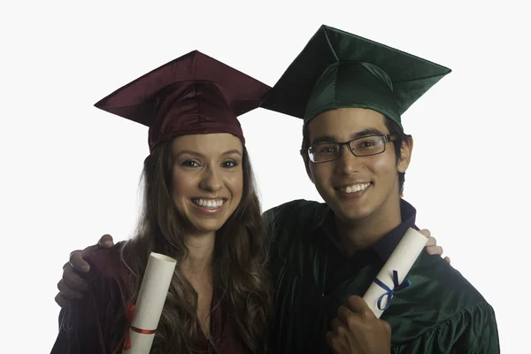 Absolwenci kapelusza i suknia z dyplomami — Zdjęcie stockowe