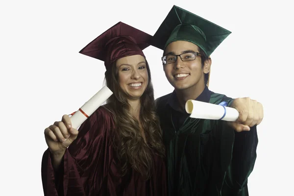 Diplômés en casquette et robe avec diplômes — Photo