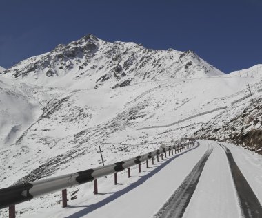 Dağlardaki yol.