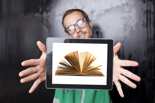 Homem Nerd inteligente com computador tablet e livro na tela — Fotografia de Stock
