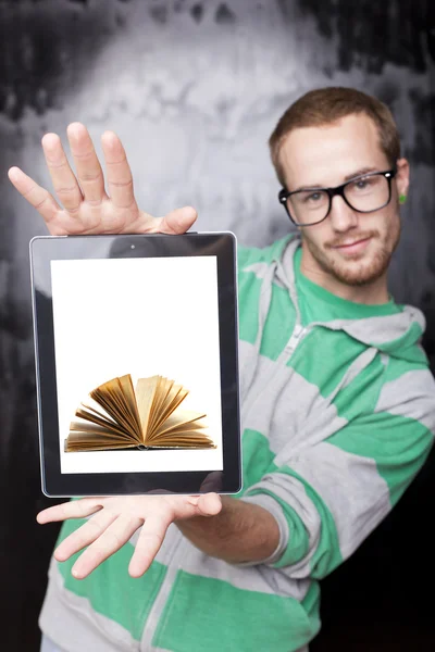 Tablet bilgisayar ve kitap - digi iyi görünümlü nerd akıllı adam — Stok fotoğraf