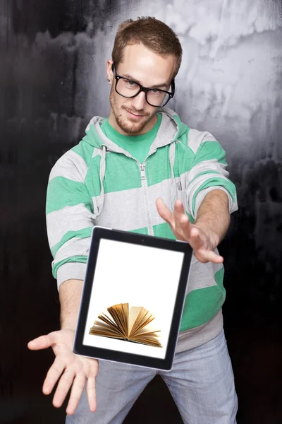 Muž chytrý blbeček s tabletovým počítačem - digitální knihovna — Stock fotografie