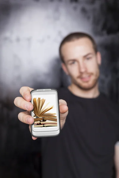 Muž drží digitální kniha o smartphone displej — Stock fotografie