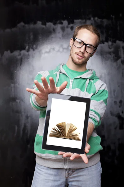 Biblioteca digital - Homem nerd inteligente bonito com Tablet Comput — Fotografia de Stock