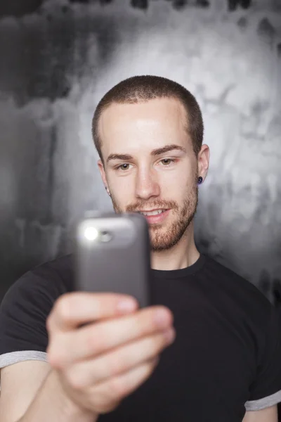 Homem gravação de vídeo com smartphone — Fotografia de Stock