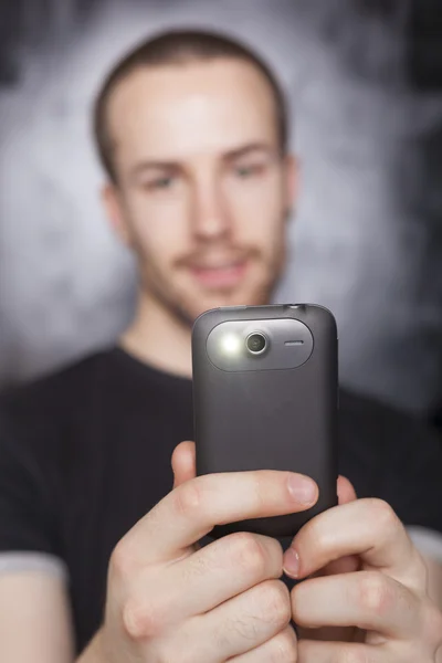 Adam fotoğraf smartphone ile yapmak, telefon üzerinde odak — Stok fotoğraf