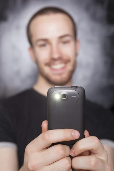 Muž s smartphone, aby fotografie — Stock fotografie