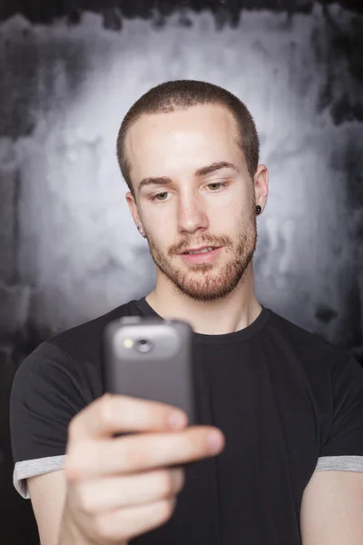 Мобильный телефон в руках человека — стоковое фото