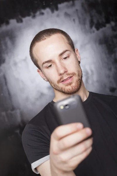 Hombre leer SMS en el teléfono celular —  Fotos de Stock