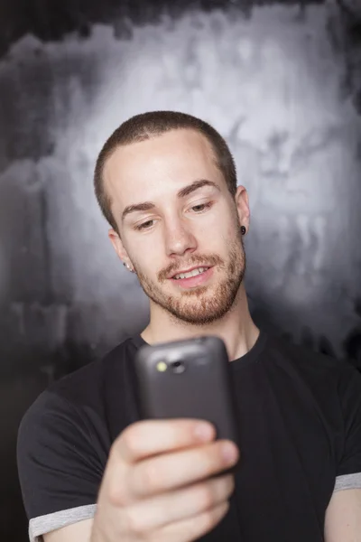 Mann tippt SMS auf Handy — Stockfoto