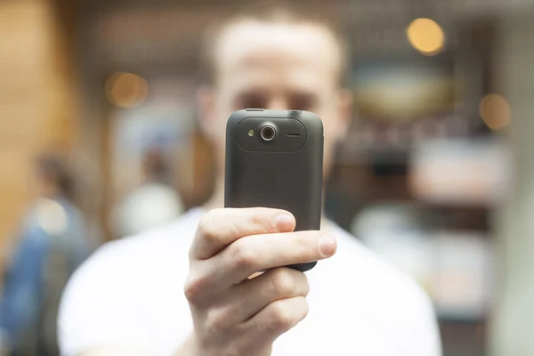 Les hommes photographiant avec un téléphone portable — Photo