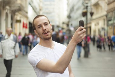 adam akıllı telefon ile fotoğraf çekmek