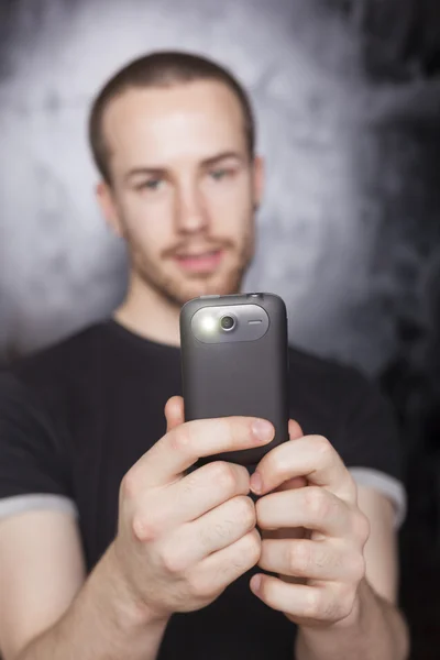 Arquivo de vídeo de gravação de homem com smartphone — Fotografia de Stock