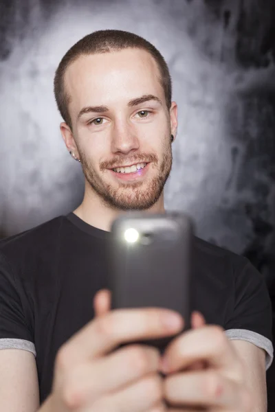 Adam olun fotoğraf ile smartphone - yüzüne odaklan — Stok fotoğraf