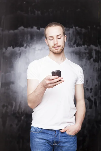 Man met mobiele telefoon in de hand — Stockfoto