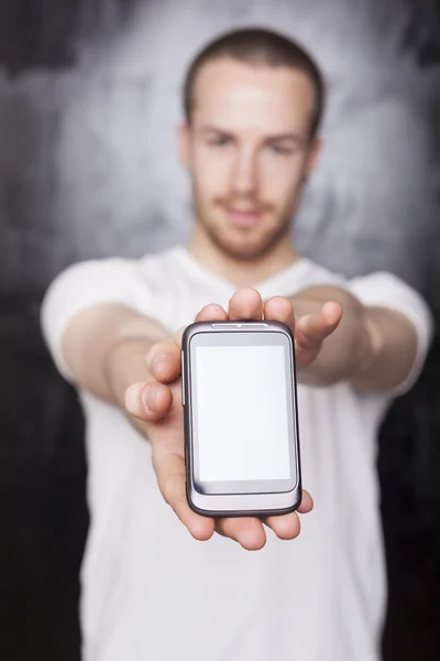 Человек с мобильным телефоном - сосредоточьтесь на смартфоне — стоковое фото