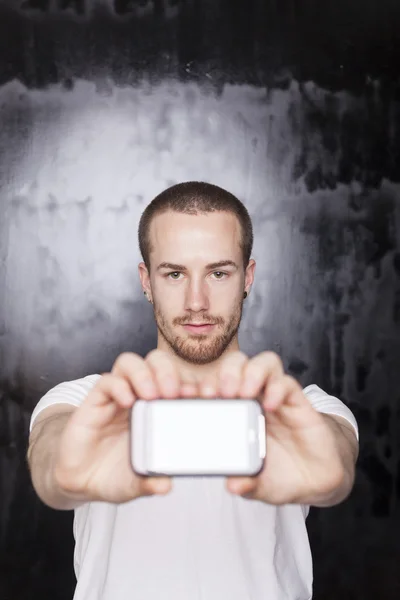 Hombre mantenga el teléfono inteligente en las manos — Foto de Stock